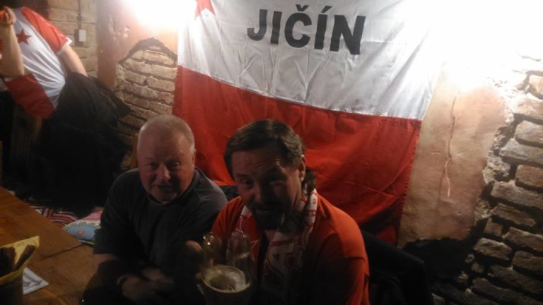 ZNÁM JÁ JEDEN KRÁSNÝ ZÁMEK NEDALEKO JIČÍNA…